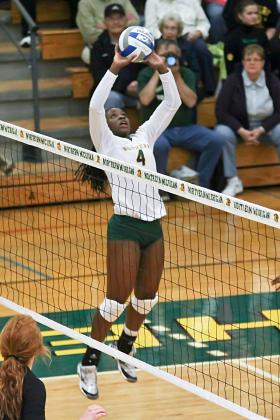 Junior setter Kellisha Harley.