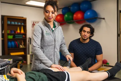 Student getting a knee evaluation in the injury clinic