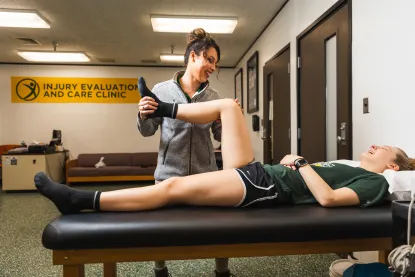 Student getting a knee evaluation in the injury clinic